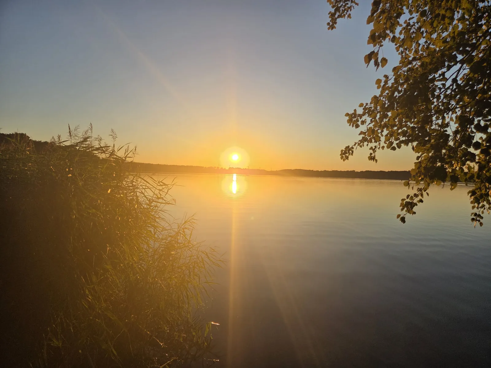 Sonnenuntergang über einem See im Dahmeland bei Bestensee
